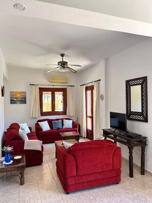 TV - Villa Oleander - A family villa with a private pool - close to the beach (Xirosterni)