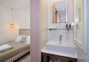 2 habitaciones, tabla de planchar con plancha y cuna de viaje 