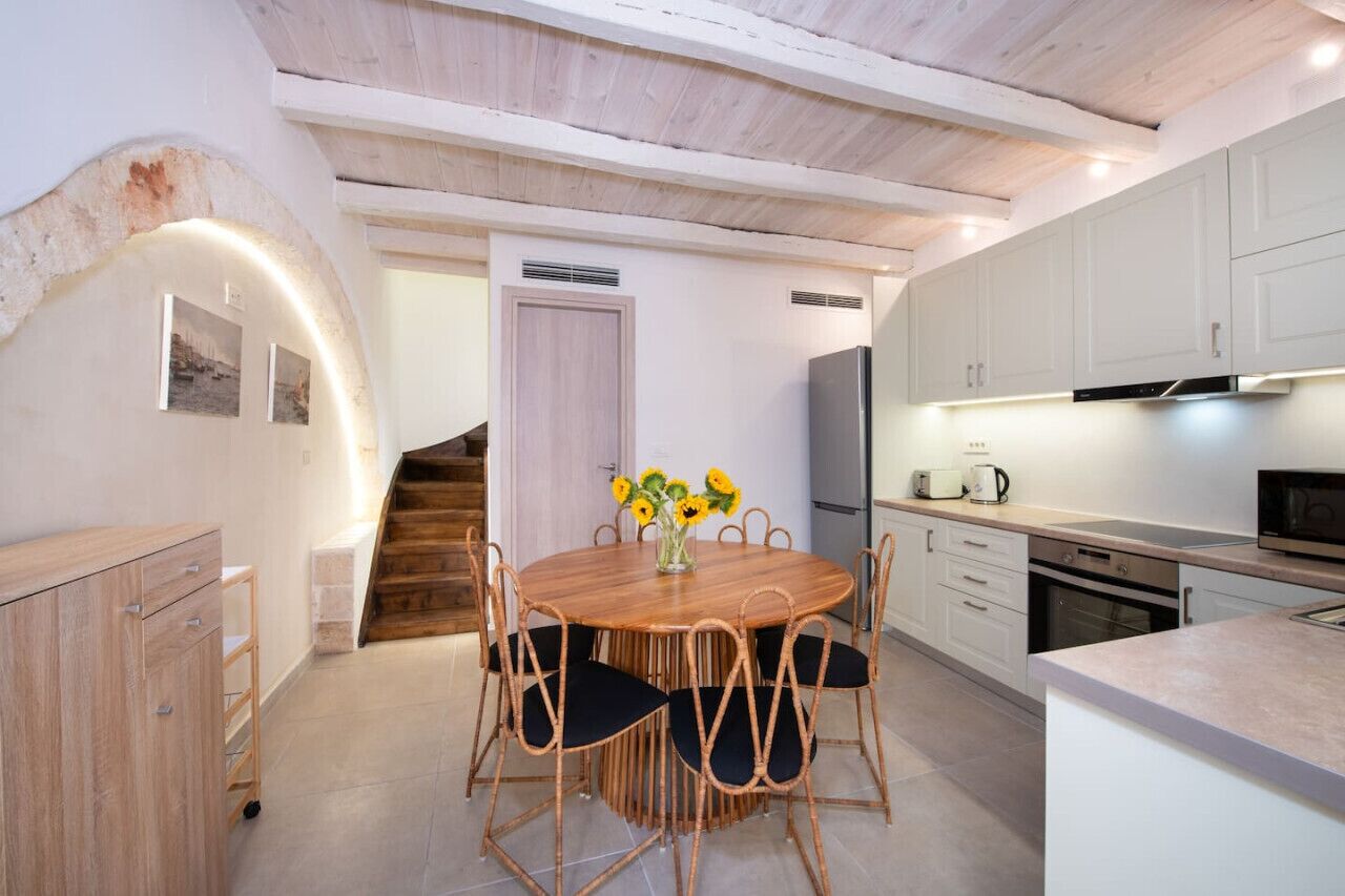 Frigorífico, horno, placa de cocina y lavavajillas