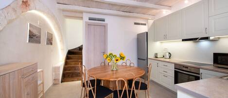 冷蔵庫、オーブン、コンロ、食器洗い機