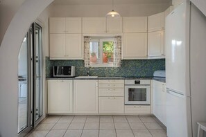 Fridge, microwave, stovetop, dishwasher - Villa Seavasti - With a private pool - close to the beach (Plaka)