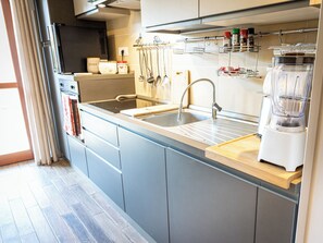 Fridge, oven, stovetop, dishwasher