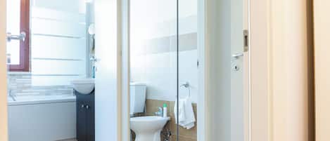 Umweltfreundliche Kosmetikartikel, Haartrockner, Bidet, Handtücher