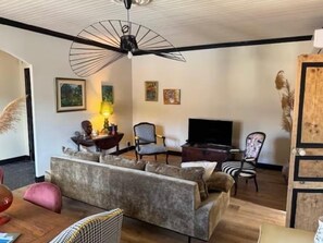 TV - Charming apartment with sea view, city center, spacious, close to amenities (solenzara)