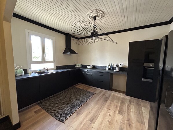 Kjøleskap, mikrobølgeovn, ovn og kokeplater