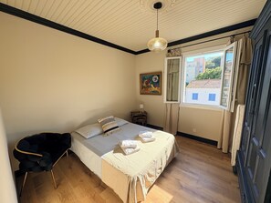 2 bedrooms, iron/ironing board, WiFi