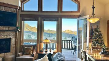 Fernseher, Kamin, BĂŒcher