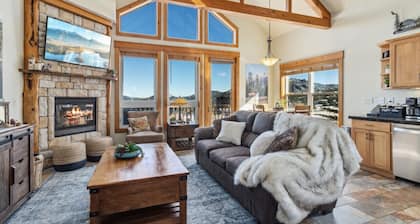 Mountain Retreat: Private Hot Tub & Scenic Views