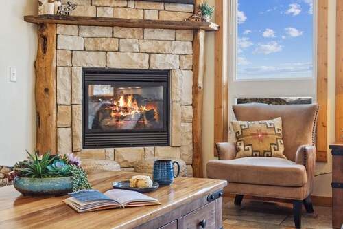 Mountain Retreat: Private Hot Tub & Scenic Views