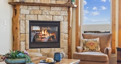 Mountain Retreat: Private Hot Tub & Scenic Views