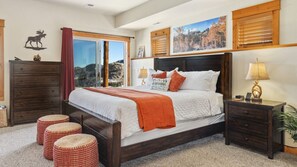 2 bedrooms, desk, iron/ironing board, travel crib - Mountain Retreat: Private Hot Tub & Scenic Views (Estes Park)