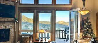 Mountain Retreat: Private Hot Tub & Scenic Views