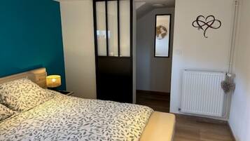 1 bedroom, bed sheets