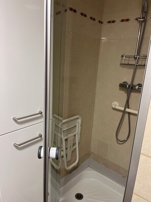 Shower, hair dryer, towels, toilet paper