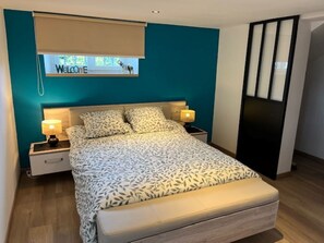 1 bedroom, bed sheets