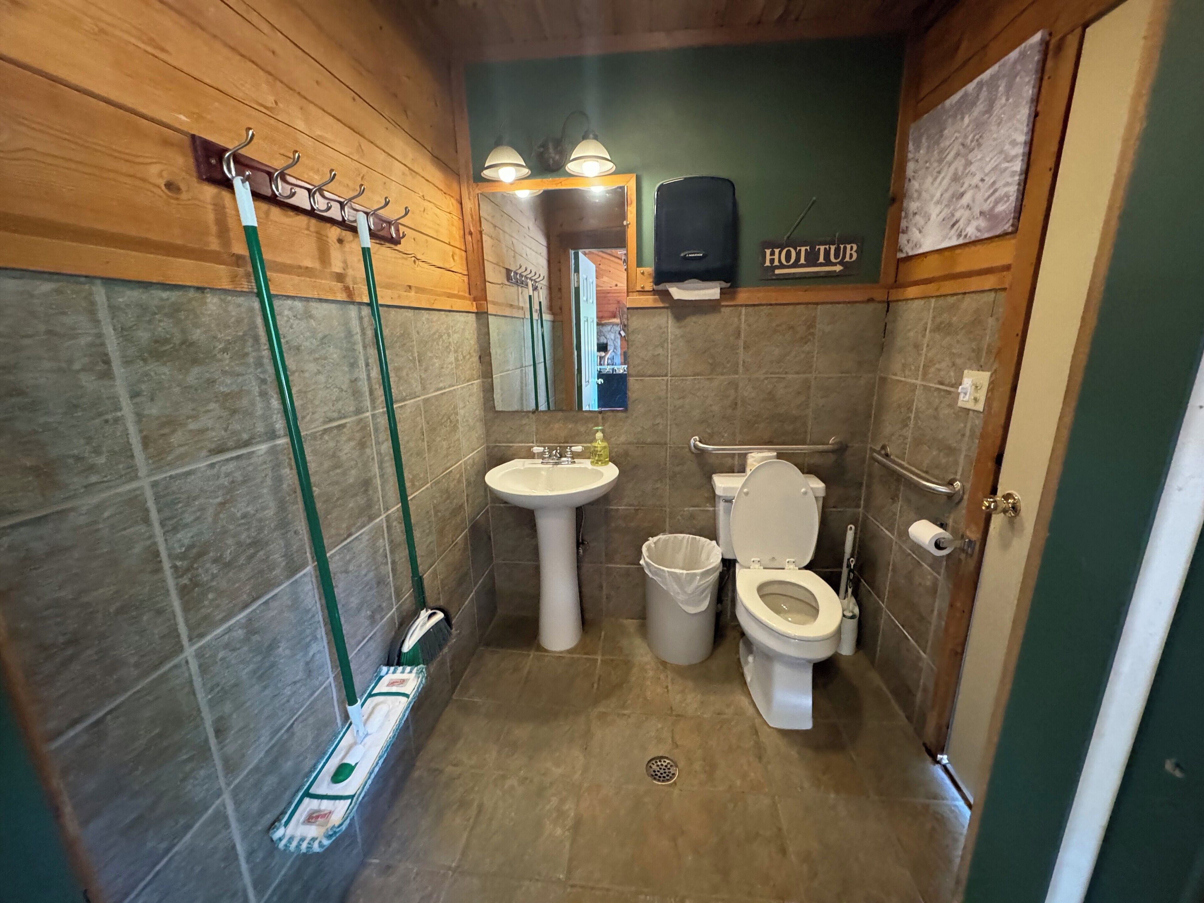 Une petite salle de bain avec un lavabo, des toilettes et un panneau indiquant « BAIN À REMOUS ».
