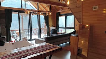 Bungalow Deluxe, balcón, vista a la montaña | Área de sala de estar