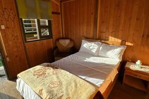 7 bedrooms, WiFi, bed sheets