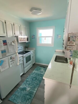 Mikrowelle, Wasserkocher mit Kaffee-/Teezubehör, Toaster