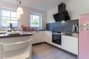 Kjøleskap, mikrobølgeovn, ovn og kokeplater