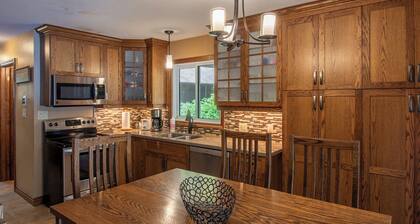 Lee's Lakeside Lair - Three Bedroom Cottage, Sleeps 6