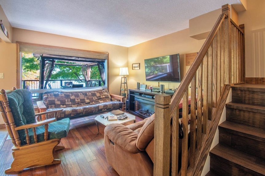 Lee's Lakeside Lair - Three Bedroom Cottage, Sleeps 6 - Algonquin Provincial Park