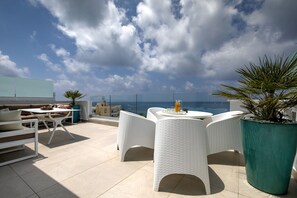 Outdoor dining - Olymp Luxury Family House (Paphos)
