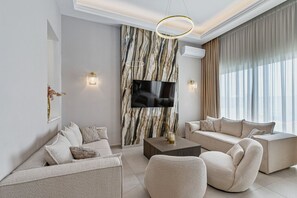 Smart-tv, een stereo en een computerscherm