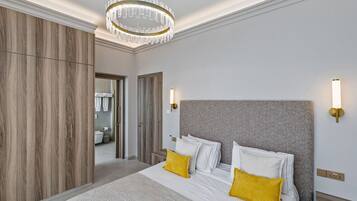 4 bedrooms, desk, iron/ironing board, WiFi