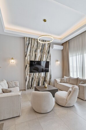 Smart TV, stereo, computer monitors - Olymp Luxury Family House (Paphos)