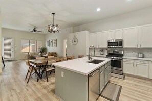 Kjøleskap, mikrobølgeovn, ovn og kokeplater