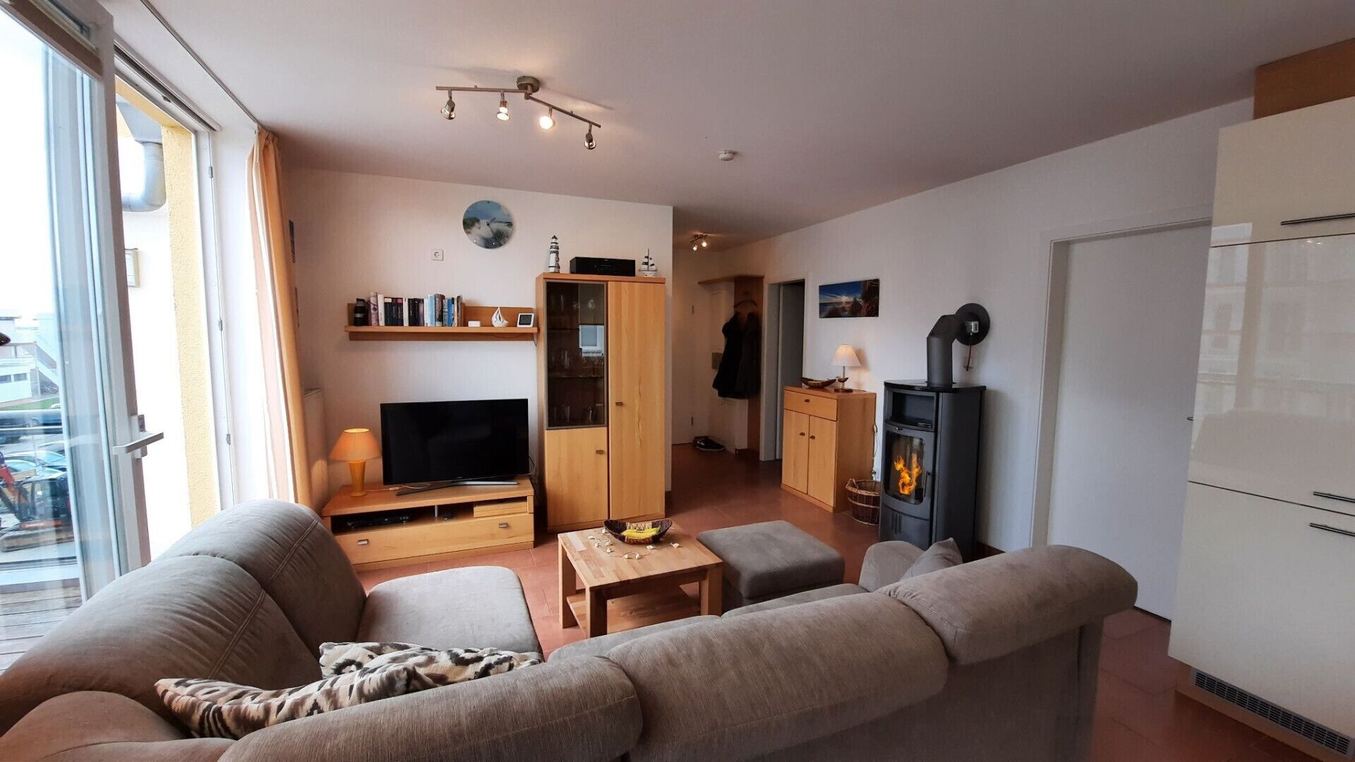 テレビ、暖炉、DVD プレーヤー、書庫