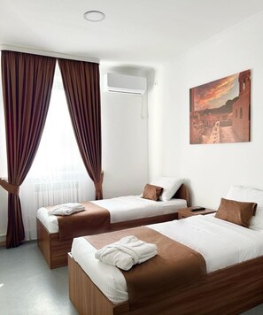 Kahden hengen economy-huone (kaksi sänkyä) | Työpöytä, kannettavalle tietokoneelle sopiva työtila, äänieristys