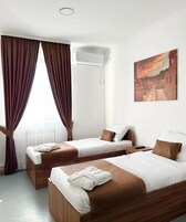 Escritorio y espacio para trabajar con laptop