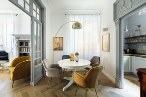 Apartament, pati, vistes al jardí | Menjador