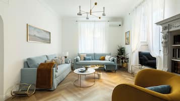 Lejlighed - terrasse - udsigt til have | Opholdsområde | 32-tommers fladskærms-tv med digitale kanaler