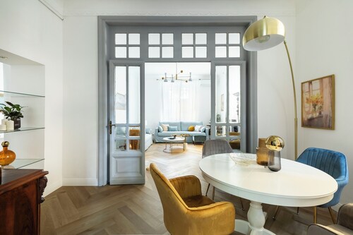 Belle Epoque House of Mirror
