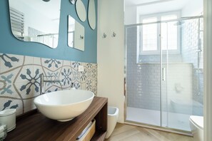 Gratis toiletartikelen, een haardroger, handdoeken, toiletpapier