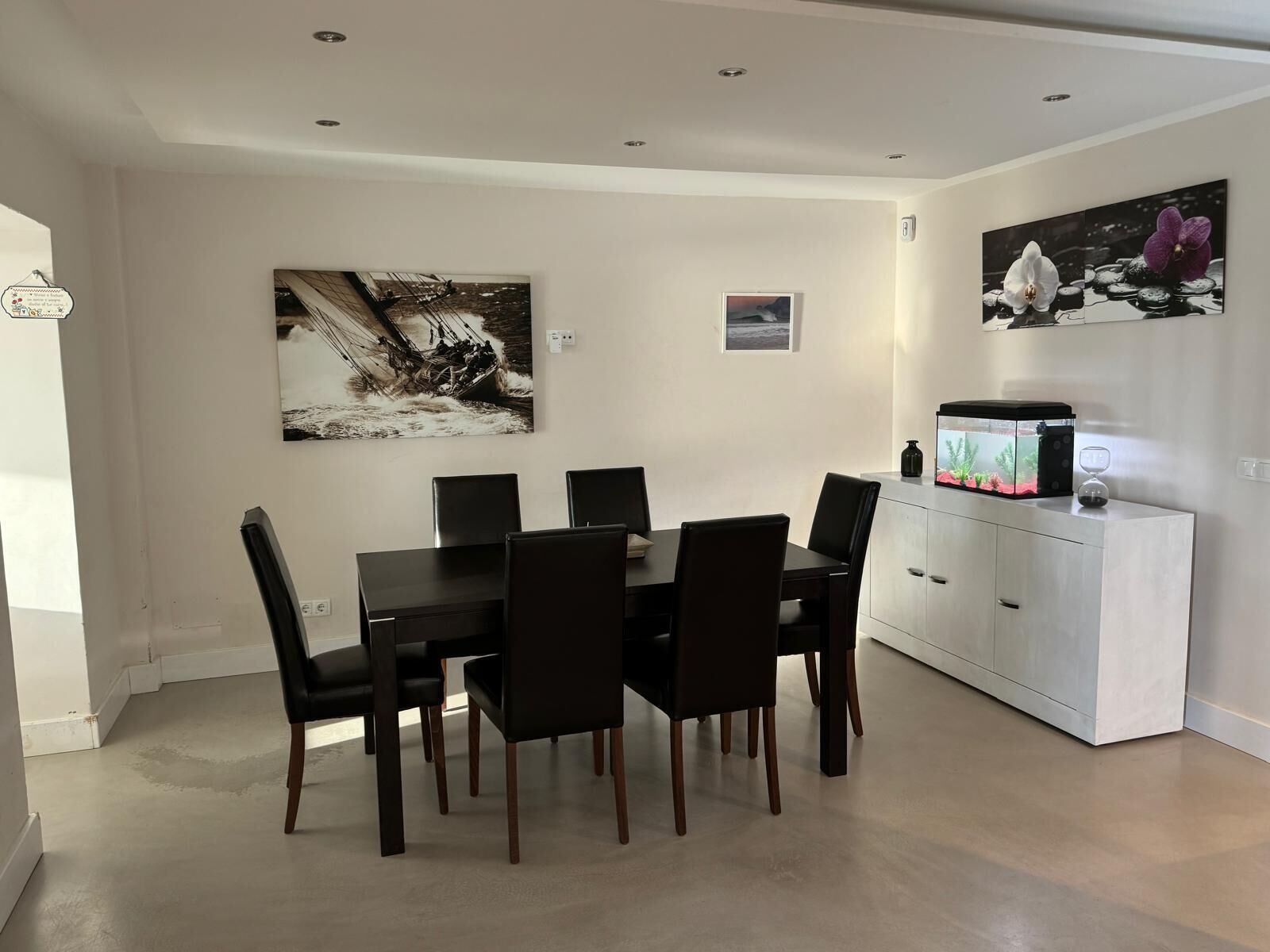 Villa | Woonruimte | Een flatscreentelevisie en een printer