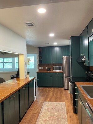 雪櫃、微波爐、焗爐、爐具