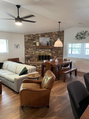 智能電視、壁爐、DVD 播放機