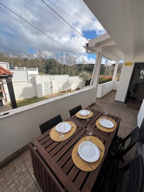 Outdoor dining - Ideal family vacation home with private garden 1.5 km from the center  (Fte Boa Nabos-Ericeira)