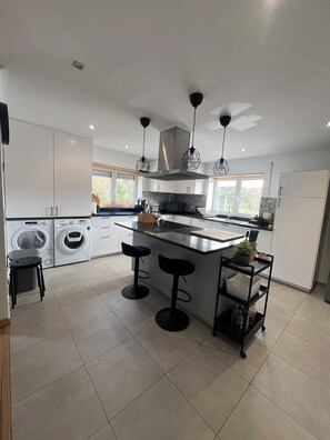 Fridge, microwave, oven, stovetop - Ideal family vacation home with private garden 1.5 km from the center  (Fte Boa Nabos-Ericeira)