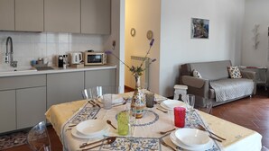 Une cuisine moderne avec un coin repas aménagé pour prendre un repas.
