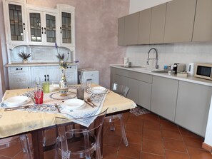 Fridge, microwave, stovetop, coffee/tea maker - Jade's house, apartment with garden, air conditioning and Wi-Fi (Liguria)