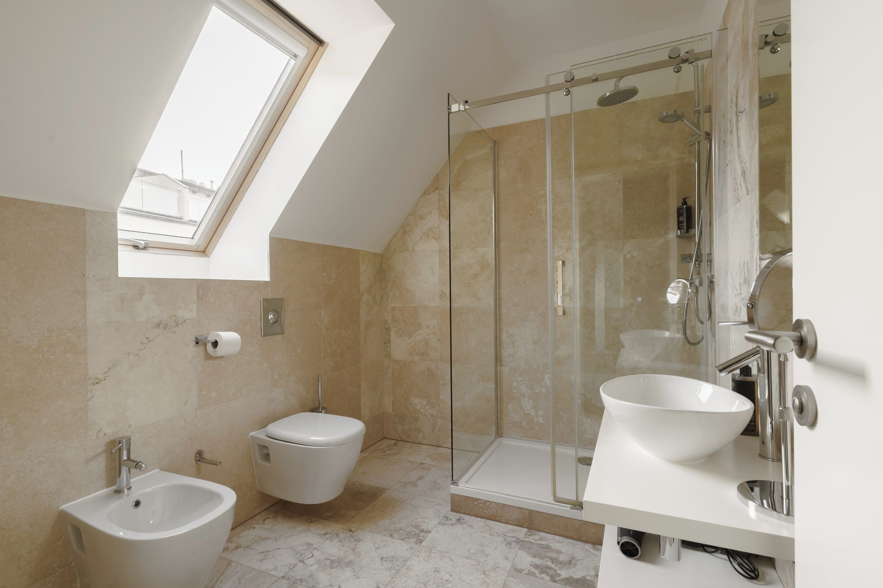 Comfort Family Suite with Sofa Bed | Baño | Ducha, artículos de higiene personal ecológicos y secador de pelo