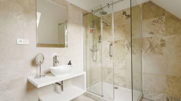 Two-Bedroom Comfort Suite | Banheiro | Chuveiro, produtos de toalete biodegradáveis, secador de cabelo