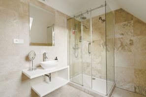 Comfort Suite with sofa bed | Bathroom | Shower, eco-friendly toiletries, hair dryer, towels