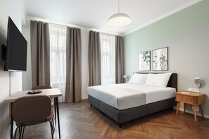 Comfort Queen Room | Individuelt dekorert, individuelt innredet og skrivebord for bærbar PC