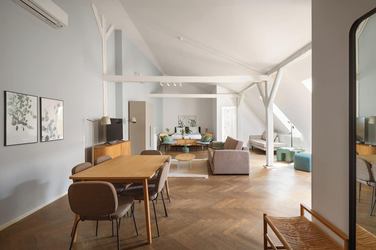 Comfort Family Suite with Sofa Bed | Laptopgeeigneter Arbeitsplatz, kostenloses WLAN, individuell dekoriert